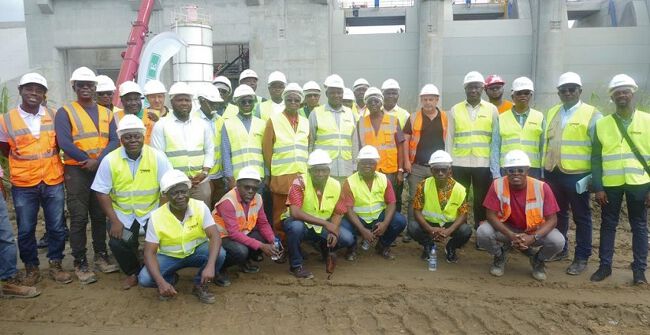 Des ingénieurs en génie civil visitent le chantier du barrage de Singrobo-Ahouaty.